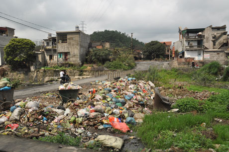 Phường Vàng Danh nơi có bãi rác cũng không có chỗ đổ rác nên rác thải tồn đọng khắp nơi.