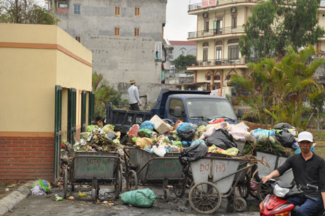 Kho chứa rác của thành phố đã đầy ứ, không thể chứa thêm rác.