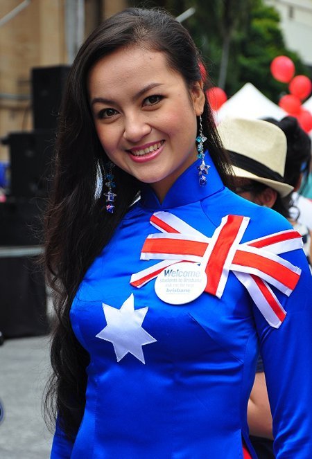 On March 3, Han and former Vietnamese student Tran Quoc Duy were presented with a certificate of merit of the Mayor of Brisbane City for their positive role as International Student Ambassadors. Both were conferred the title International Student Ambassador in Brisbane in March 2011.
