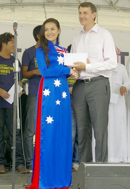 Brisbane Mayor Graham Quirk (right) presents the certificate of merit to Ngoc Han.