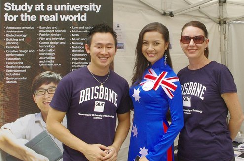 During their term, they and Vietnamese students successfully organized some events to  advertise Vietnamese culture in Australia.
