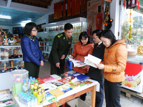 Cán bộ Phòng VHTT, Trung tâm Quản lý Di tích - Danh thắng Yên Tử kiểm tra hoạt động kinh doanh, buôn bán của các hộ kinh doanh tại Yên Tử.
