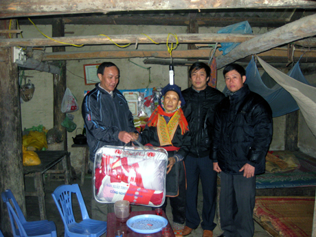 Hội Chữ thập đỏ huyện Ba Chẽ thăm, tặng quà cho hộ nghèo xã Đồn Đạc (Ba Chẽ).