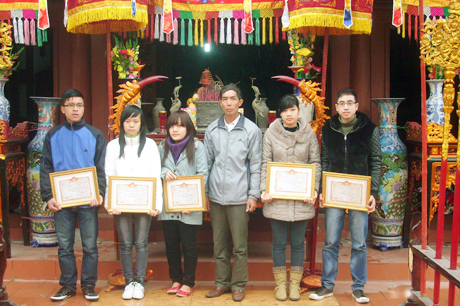 Ban Khuyến học Dòng họ Phạm (Phong Cốc, Quảng Yên) trao thưởng cho các cháu trong dòng họ đỗ đại học năm 2011.