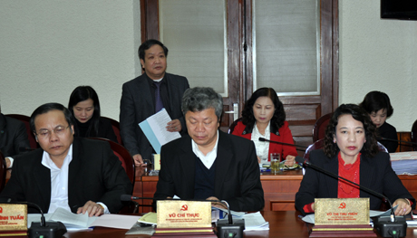 Đồng chí Vũ Minh Thiết, Giám đốc Sở Nội vụ trình bày đề án tại hội nghị .