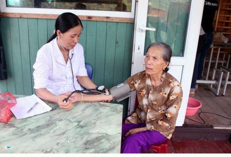 Nhờ có Đề án 52 mà người dân ở các làng chài phường Hùng Thắng (TP Hạ Long) được cán bộ y tế khám bệnh, phát thuốc miễn phí.