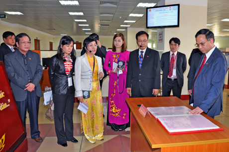 Các đại biểu dự Hội nghị xúc tiến đầu tư Quảng Ninh 2012 thăm mô hình trụ sở liên cơ quan của tỉnh Quảng Ninh.