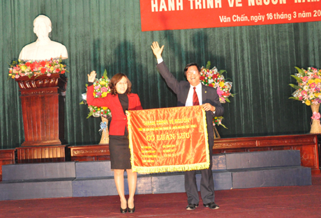 Đồng chí Bùi Anh Túy, Tổng Biên tập Báo Yên Bái trao cờ luân lưu cho đồng chí Lê Ngọc Hân, Phó Tổng Biên tập Báo Quảng Ninh.