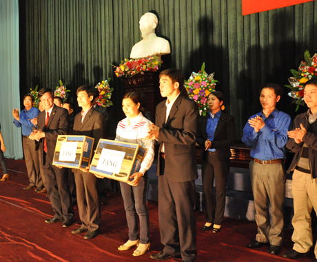 Đại diện chi đoàn thanh niên các báo trao máy vi tính cho hai trường học trên địa bàn huyện Văn Chấn.