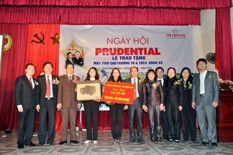 Prudential Việt Nam, Báo Quảng Ninh trao tặng 5 bộ máy vi tính cho trường TH và THCS Đông Xá, huyện Vân Đồn.