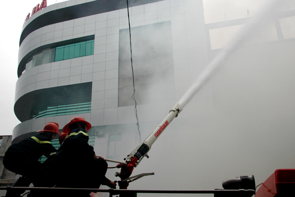 Lực lượng chữa cháy chuyên nghiệp có mặt tại hiện trường, triển khai dập tắt đám cháy