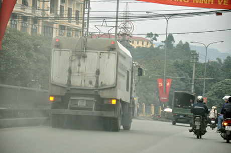 Xe hút bụi đang hoạt động trên đường Nguyễn Văn Cừ, TP Hạ Long.