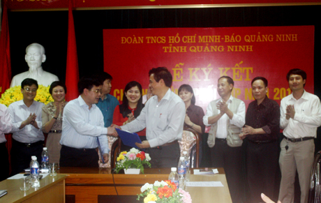 Lãnh đạo Tỉnh Đoàn và Báo Quảng Ninh ký kết chương trình phối hợp.