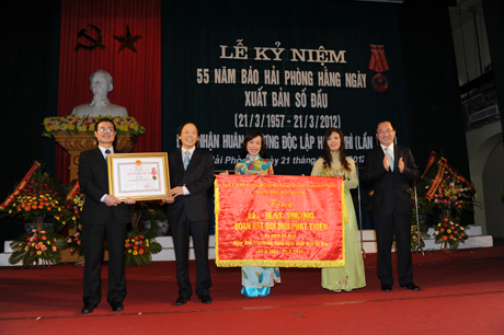 Đồng chí Nguyễn Văn Thành, Uỷ viên T.Ư Đảng, Bí thư Thành uỷ TP Hải Phòng trao Huân chương Độc lập hạng Nhì cho lãnh đạo Báo Hải Phòng.