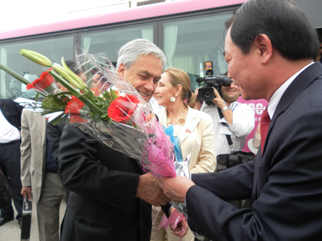 Đồng chí Trần Trọng Trung, Phó Chủ tịch UBND TP Hạ Long tặng hoa chúc mừng đoàn đến tham quan Vịnh Hạ Long.