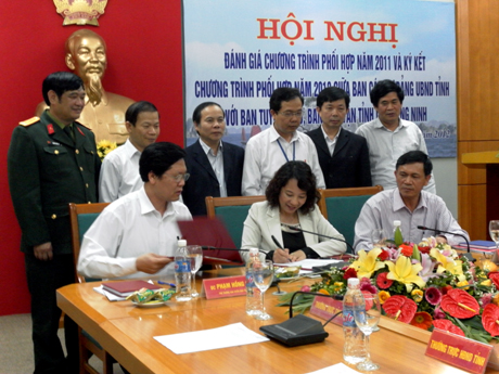 Ký kết chương trình phối hợp công tác giữa giữa Ban Cán sự Đảng UBND tỉnh và Ban Tuyên giáo, Ban Dân vận Tỉnh ủy.