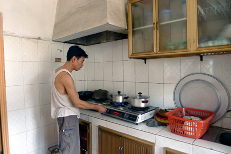 Gia đình ông  Nguyễn Quang Khải, thôn Bình Sơn Đông, xã Bình Dương (Đông Triều) sử dụng khí từ hầm biogas làm chất đốt.