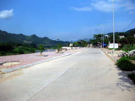 Tuyến đường trục chính thị trấn Ba Chẽ (huyện Ba Chẽ) đã được bê tông hoá.