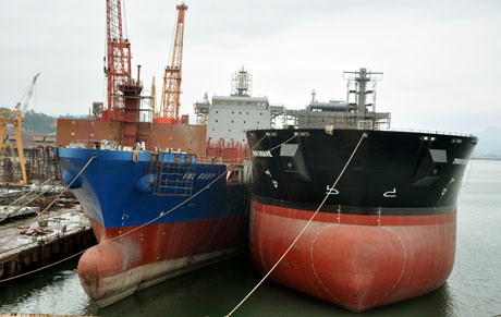 Sản phẩm tàu 53.000 tấn và tàu container 1.800 TEU đang được Công ty Đóng tàu Hạ Long khẩn trương hoàn thiện để bàn giao cho khách hàng.