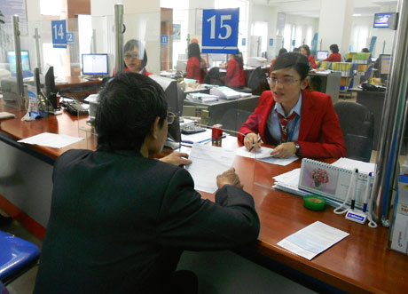 Cán bộ Vietinbank Quảng Ninh tư vấn cho khách hàng tới vay vốn.