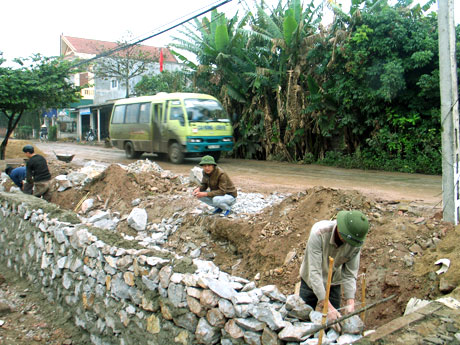Các công trình hạ tầng nông thôn ở Nam Hòa đang được đẩy nhanh tiến độ, đưa Nam Hòa về đích nông thôn mới đúng lộ trình năm 2012. Trong ảnh: Thi công mở rộng đường liên phường Nam Hòa - Liên Vị.