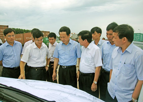 Phó Chủ tịch UBND tỉnh Nguyễn Văn Thành (hàng đầu, thứ 3, trái sang) khảo sát tại điểm thông quan Lục Lầm (Khu Kinh tế cửa khẩu Móng Cái) tháng 10-2011.