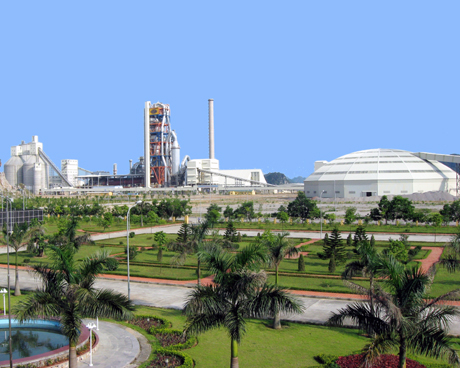 Phát triển các nhà máy điện hiện đại tại TP Cẩm Phả là cơ hội tốt thu hút đội ngũ lao động trẻ tại địa phương. (Ảnh: Nhà máy Xi măng Cẩm Phả).