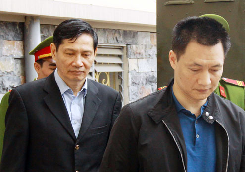 Bị cáo Phạm Thanh Bình (bên trái) tại phiên sơ thẩm. Ảnh: TTXVN