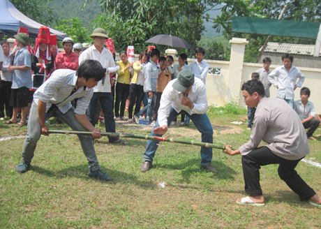 Trao 100 triệu đồng cho chương trình "Bữa cơm nhân ái"