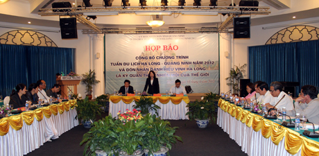 đồng chí Vũ Thị Thu Thủy, Phó Chủ tịch UBND tỉnh chủ trì buổi họp báo