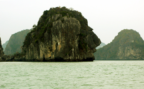 Hạ Long có rất nhiều đảo đá quyến rũ nhưng chỉ có hòn Đầu người hơn 30 năm trước đã từng được chọn là một phần trong bối cảnh phim “Ván bài lật ngửa” của điện ảnh Việt Nam.