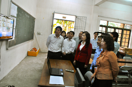 Phó Chủ tịch UBND tỉnh Vũ Thị Thu Thuỷ kiểm tra công tác chấn chỉnh dạy thêm, học thêm tại Trường THPT Chu văn An (TP Móng Cái).
