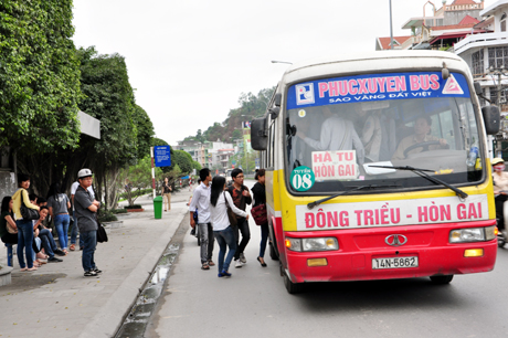 Tuyến xe buýt dừng, đỗ đúng điểm quy định đã góp phần hình thành ý thức tốt cho người tham gia giao thông. Ảnh: Nghĩa Hiếu