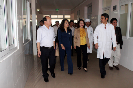 Bộ trưởng Y tế Nguyễn Thị Kim Tiến Y (thứ 2, từ trái sang) thăm cơ sở vật chất Bệnh viên Đa khoa khu vực Bãi Cháy.
