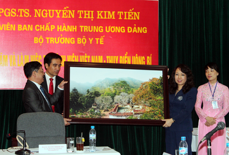 Bệnh viện Việt Nam- Thuỵ Điển Uông Bí tặng quà lưu niệm Bộ trưởng Y tế Nguyễn Thị Kim Tiến.