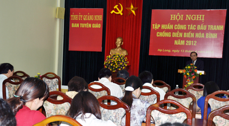 Phó Giáo sư, Tiến sỹ Nguyễn Hồng Vinh truyền đạt nội dung đấu tranh chống “DBHB”