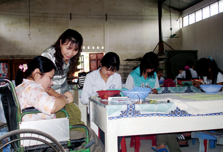 Công ty CP Mai Hoàng (TP Hạ Long) là một trong những doanh nghiệp đã quan tâm tạo nhiều điều kiện cho người khuyết tật làm việc. Ảnh: THÙY LINH