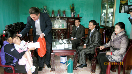 Lãnh đạo Hội Bảo trợ người tàn tật và trẻ mồ côi Quảng Ninh đến thăm và tặng quà cho các đối tượng là người khuyết tật ở Đông Triều. Ảnh: VIỆT HOA
