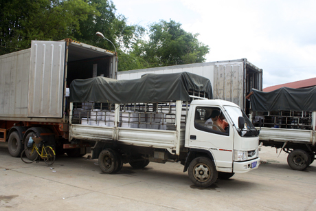 Xe vận tải chuyển hàng hóa qua cửa khẩu Hoành Mô (Bình Liêu).