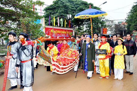 Lễ rước cụ Thượng trong lễ hội miếu Tiên Công sẽ được tái hiện tại Carnaval Hạ Long 2012. Ảnh: Đỗ Phương