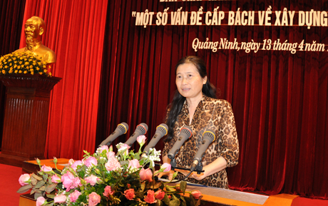 Đồng chí Đỗ Thị Hoàng, Phó Bí thư Thường trực Tỉnh uỷ phát biểu tại hội nghị.