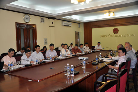 Đồng chí Nguyễn Văn Thành, Phó Chủ tịch UBND tỉnh giới thiệu với đại diện Công ty Hạ Long Marina quy hoạch KKT Vân Đồn.