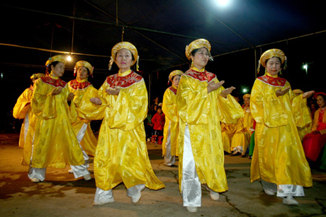 Huyện Đầm Hà trình diễn múa bông (múa tống thần) trong hát - múa cửa đình.