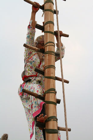 Lễ leo đao của người Sán Dìu huyện Vân Đồn tái hiện trong Carnaval.
