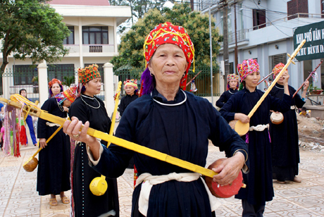 Nghệ nhân dân gian Việt Nam Nông Thị Sin tham gia trình diễn nghi lễ lẩu then.