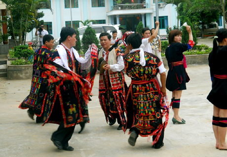 Tái hiện điệu nhảy Phùn Voòng - dân tộc Dao Thanh Y huyện Ba Chẽ.