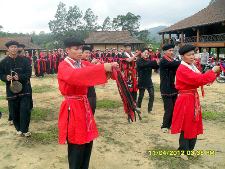 Trình diễn màn múa rồng trong Lễ cấp sắc dân tộc Dao Thanh Y Hoành Bồ.