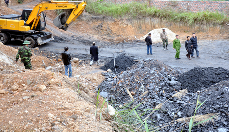 Công ty CP Than Hà Tu phối hợp với lực lượng chức năng ngăn chặn một vụ khai thác than trái phép trên địa bàn  phường Hà Tu cuối năm 2011.