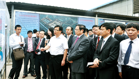 Đoàn công tác tỉnh Quảng Ninh nghe giới thiệu về quy hoạch Khu thử nghiệm khai phát trọng điểm quốc gia Đông Hưng, Quảng Tây (Trung Quốc).