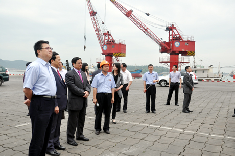 Đoàn công tác tỉnh Quảng Ninh tham quan Cảng Phòng Thành.